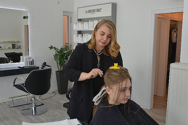 Friseur-Meisterin Christina Preuß-Goral bei der Arbeit